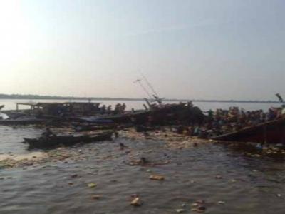 Warga Rempak Menjarah Barang Bawaan KM Sinar Abadi di Sungai Siak